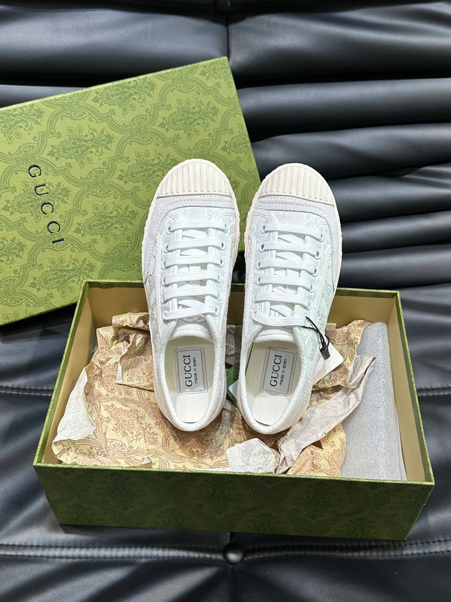 Men's shoes 💰p380 "GUCC*" Couple style 👫 lace-up canvas sneakers, crafted from light blue GG denim fabric, showing uniqueness. Classic details such as the GG printed embossed outsole, interlocking G and "Gucci" embroidery add to the glamorous style. Privately-made T men's shoes 💰pU original outsole, with exquisite details, impeccable fit, and a flat toe that has a retro feel! Customized canvas, classic double G logo, and the spring and summer color combinations are also very interesting! Size: Female 35-39. Male 38-44